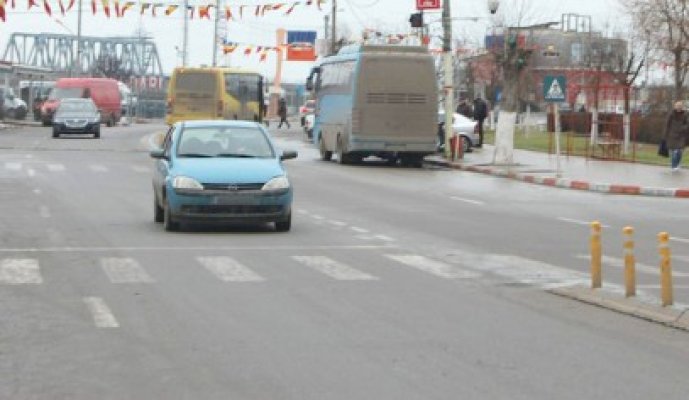 Lovit de maşină, pe trotuar